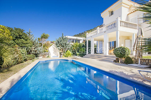 mallorca_puerto_de_andratx_calle_violi_modern_villa_max_mallorca_real_estate_first_location_private_residence_pool_garten_garden_06b.jpg