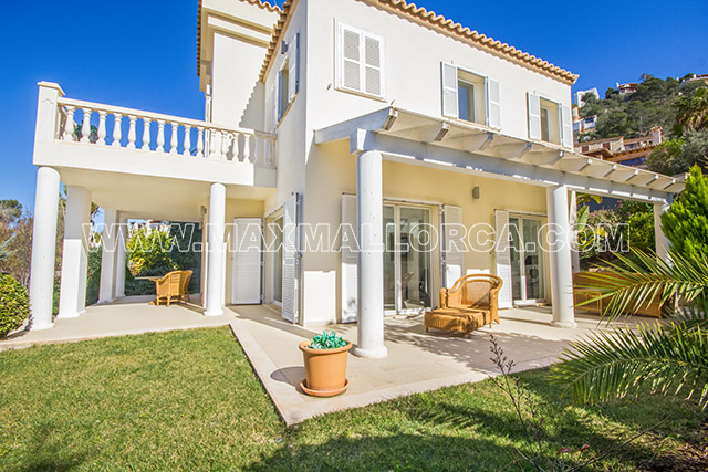 mallorca_puerto_de_andratx_calle_violi_modern_villa_max_mallorca_real_estate_first_location_private_residence_pool_garten_garden_10a.jpg